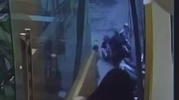 Clip: Hãi hùng người đàn ông dùng hung khí vô cớ đánh cô gái nhập viện giữa phố Hà Nội