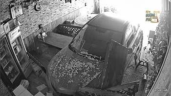 clip hai hung nu tai xe phong o to dam vo cua quan an