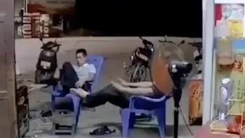 Clip: Hãi hùng ô tô lao thẳng lên vỉa hè và pha phản xạ xuất thần của 2 người đàn ông