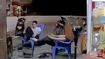 Clip: Hãi hùng ô tô lao thẳng lên vỉa hè và pha phản xạ xuất thần của 2 người đàn ông
