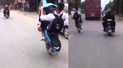 Video: Nam sinh "bốc đầu" thách thức 2 Cảnh sát Cơ động