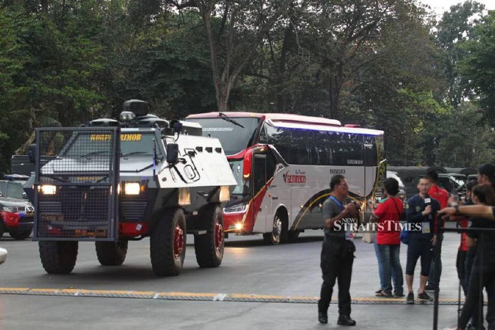 cdv indonesia choang fan malaysia lam loan khien cau thu phai roi di bang xe boc thep