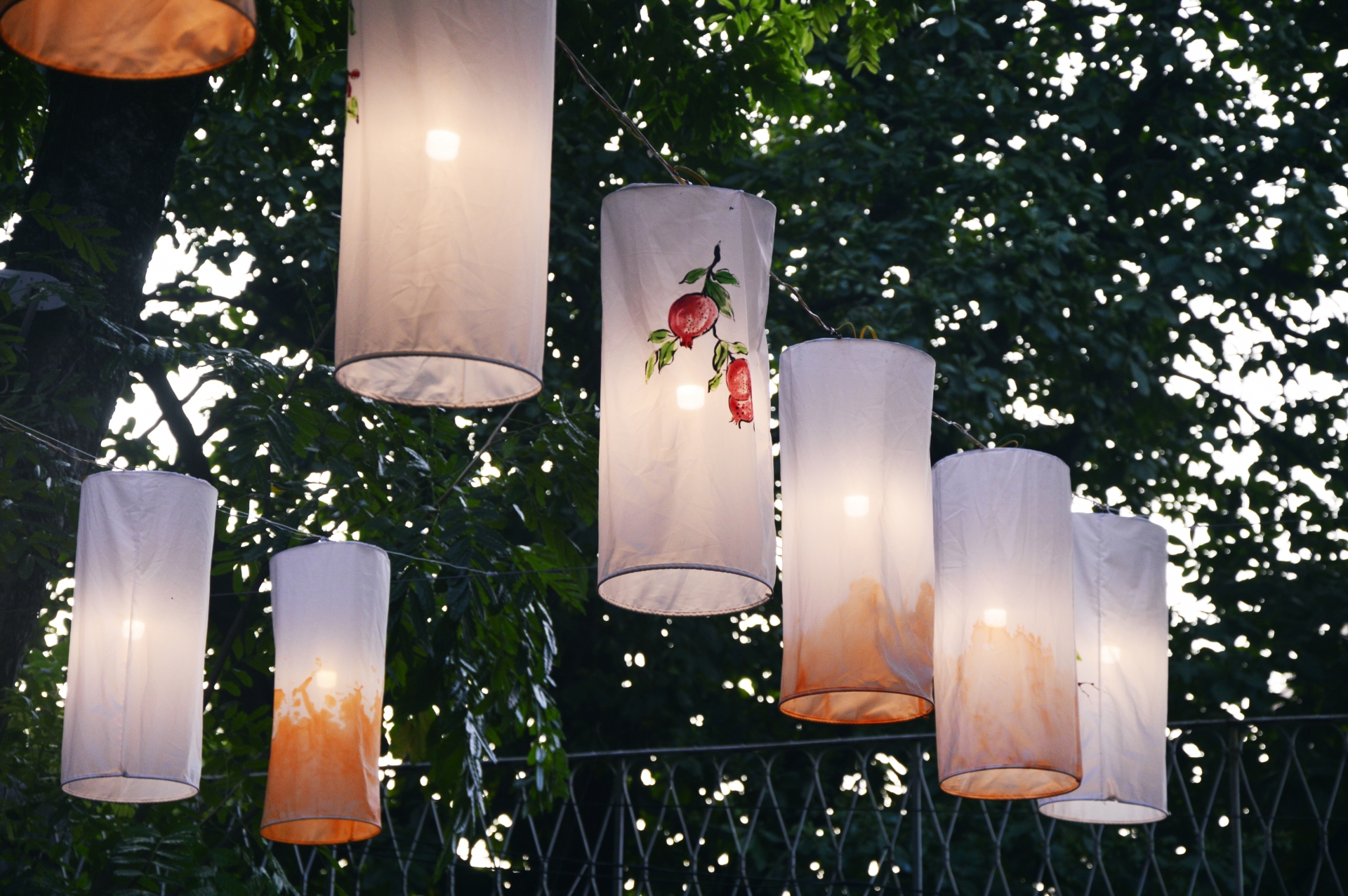 Chùm ảnh: Đi chơi Trung thu, người Hà Nội bất ngờ vì đèn lồng lơ lửng trên đầu