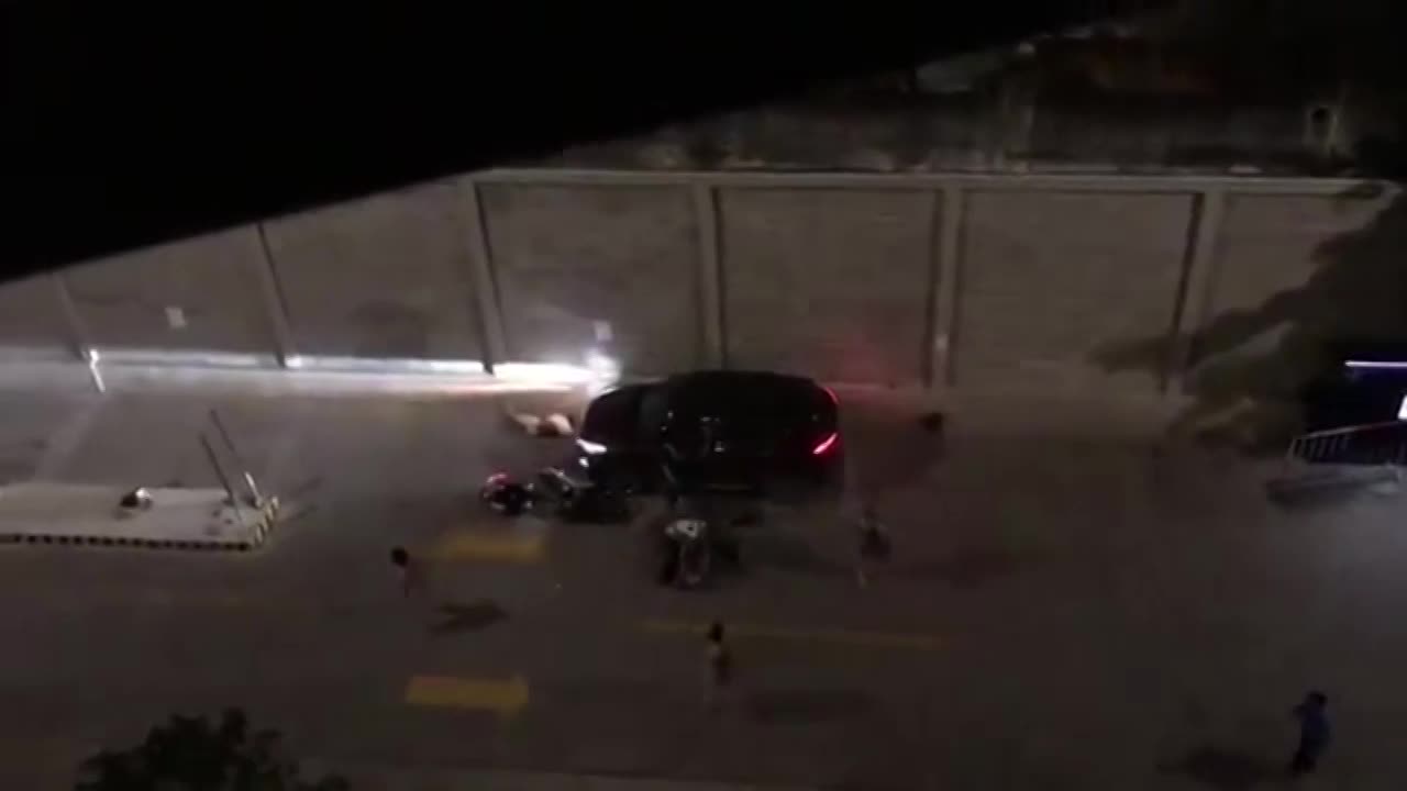 Video: Mâu thuẫn ở chung cư, tài xế đâm gục 2 vợ chồng già