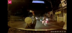 Video: Choáng cảnh phụ nữ lao đầu vào ô tô để... mời mua vé số