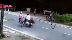 Phẫn nộ hình ảnh kẻ biến thái chặn xe, sờ ngực thiếu nữ giữa đường
