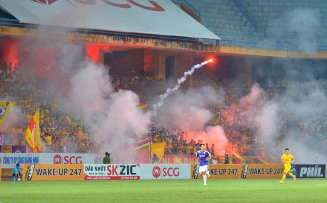 ke dot phao sang o san hang day khien 2 nguoi bi thuong khai gi