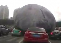 video ca lang hon 100 nguoi chay tan tac vi bi bao hoa mai truy sat