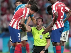 Video: "Sao" Atletico sút bóng vào mặt trọng tài trong trận hoà Juventus