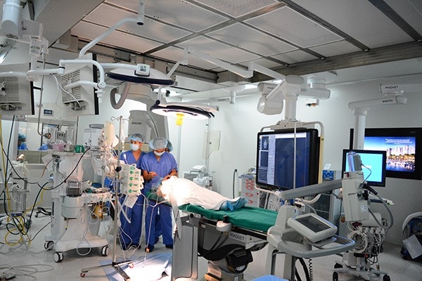 can canh robot phau thuat hien dai co mat tai viet nam