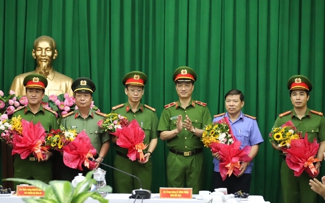 cac tap the cong an vua duoc khen thuong da thu giu nhung gi khi kham xet tai alibaba