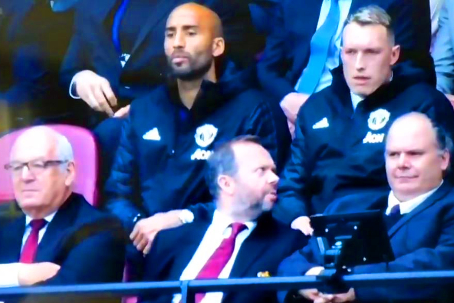 "Bơm đểu" nhằm sa thải HLV Ole, cầu thủ của MU bị lãnh đạo mắng té tát bom deu nham sa thai hlv ole cau thu cua mu bi lanh dao mang te tat