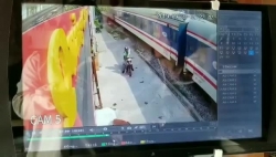 video khoanh khac nguoi dan ong bi tau hoa dam vi co vuot duong ngang