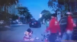 video tho tim canh me loang choang tay lai khien em be roi xuong duong suyt bi xe tai can len nguoi
