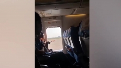 Video: Nữ hành khách mở cửa thoát hiểm máy bay để... hít khí trời