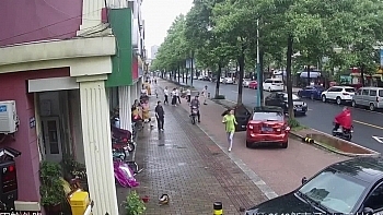 Clip: Kẹt chân ga, nữ tài xế húc văng shipper và đâm nát cửa hàng tạp hóa