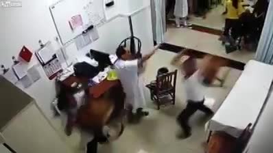 Video: Sốc cảnh bác sĩ và người nhà bệnh nhân ẩu đả