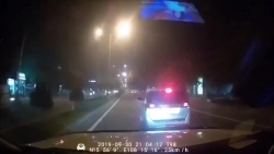 video choc tuc xe ban tai tai xe innova bi danh bam dap giua duong