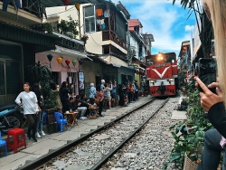 Vì sao Bộ GTVT đề nghị TP. Hà Nội kiên quyết "trảm" cà phê đường tàu?