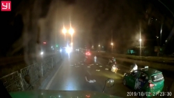 video hai hung pha doi lai khong dung xe cua 2 co gai giua pho ha noi