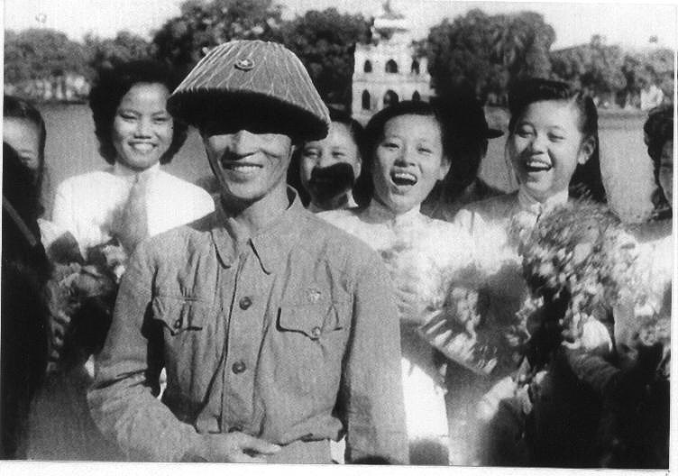 nhung buc anh hao hung cua ngay giai phong thu do 1010 cach day 65 nam