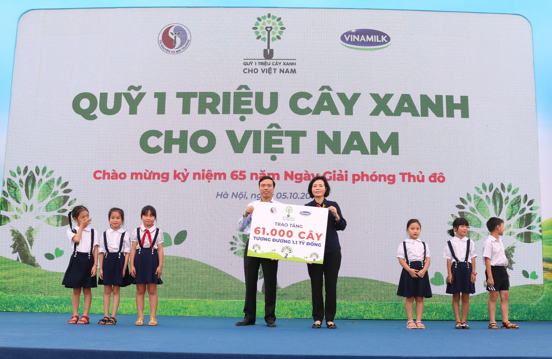 vinamilk trong 61000 cay xanh va trao 119000 ly sua cho tre em hn nhan dip 65 nam ngay giai phong thu do