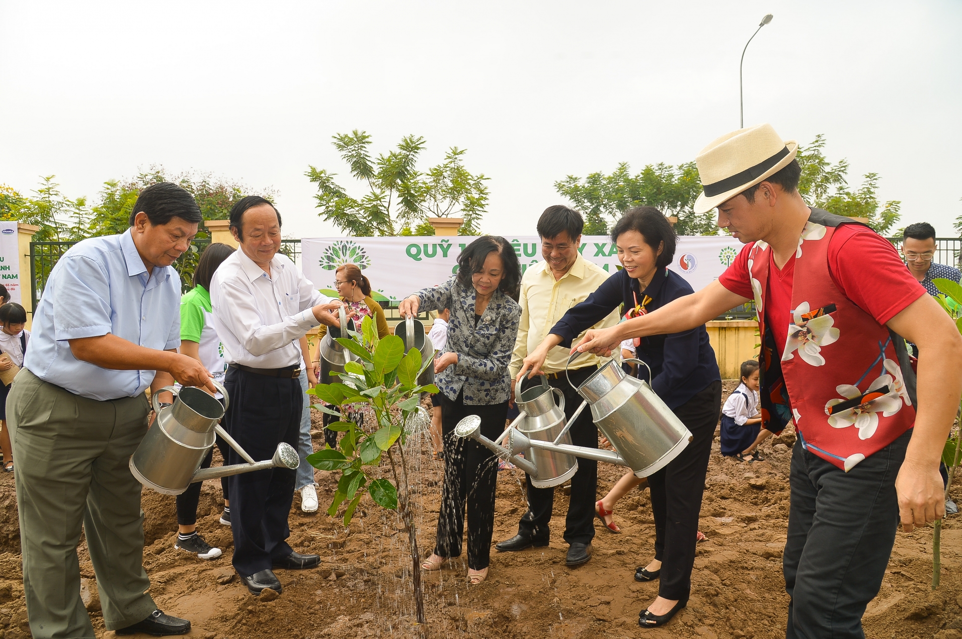 vinamilk trong 61000 cay xanh va trao 119000 ly sua cho tre em hn nhan dip 65 nam ngay giai phong thu do