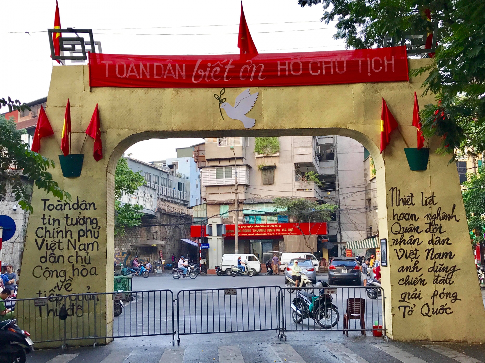 khoanh khac lich su giai phong thu do cach day 65 nam tren pho bich hoa phung hung