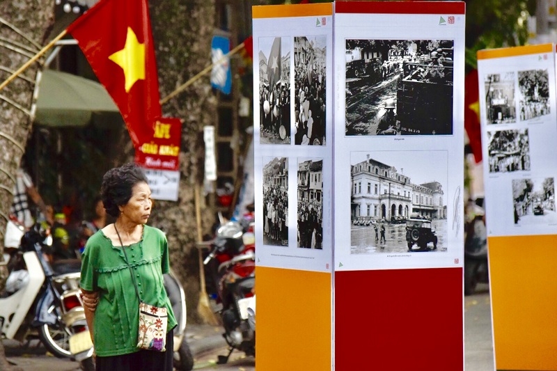 khoanh khac lich su giai phong thu do cach day 65 nam tren pho bich hoa phung hung