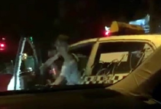 cong an vao cuoc vu tai xe taxi thanh nga doa dot xe camry dang dung den do