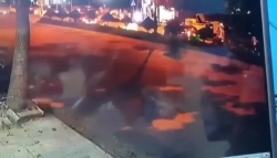 video o to vuot den do bi dam lat nghieng suyt de co gai di xe dap dien