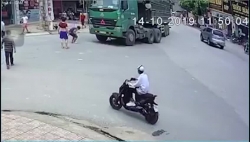 Video: Nam sinh sống sót thần kỳ khi bị cuốn vào gần xe tải