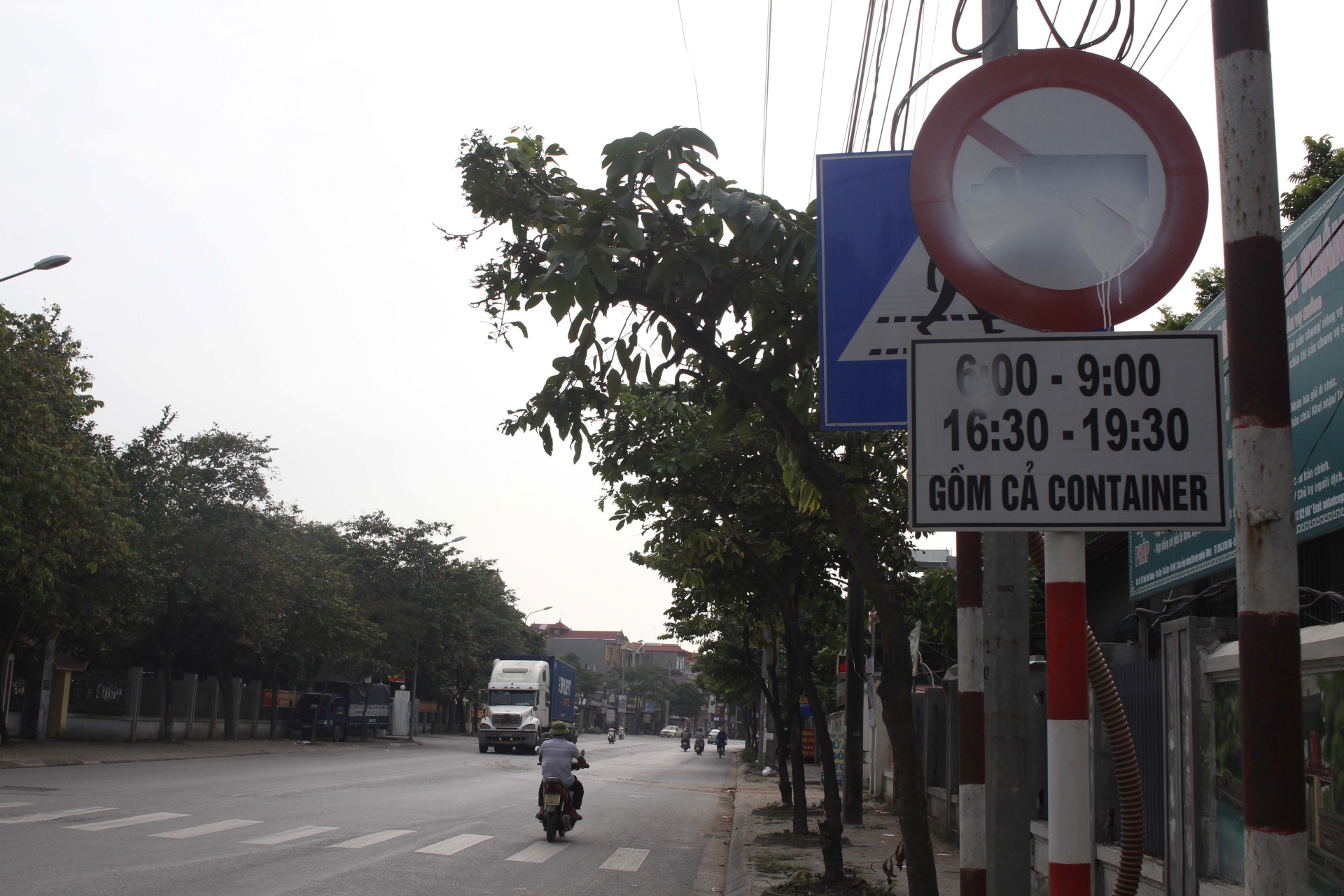 bien bao cam bi xit son trang xoa luc luong csgt gap kho khi xu ly hung than xa lo