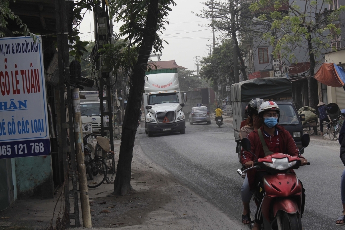 bien bao cam bi xit son trang xoa luc luong csgt gap kho khi xu ly hung than xa lo