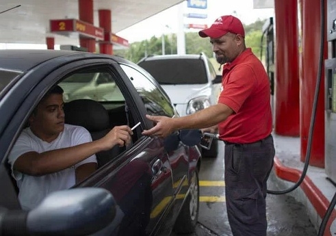 la lung tai xe dung banh keo thuoc la de doi lay xang o venezuela