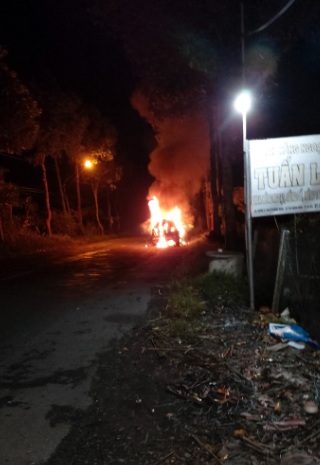 video xe khach boc chay ngun ngut o dong thap 20 nguoi lao ra ngoai thoat than