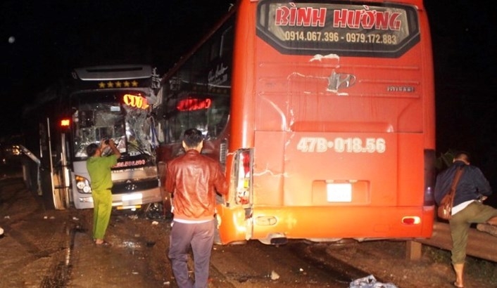 anh video 3 xe khach dam nhau nat dau o quang nam 1 nguoi nguy kich