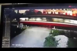 video chay thang sang duong tren cao toc nguoi dan ong bi o to huc vang