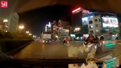 video hai hung tai xe say xin lao xe tai huc do cot den giao thong giua duong