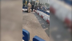 bat giu 4 thanh nien tan cong csgt khi bi giu lai vi khong doi mu bao hiem