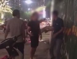 Video: Lái xe bị hai người đi xe máy đánh dữ dội sau va chạm giao thông