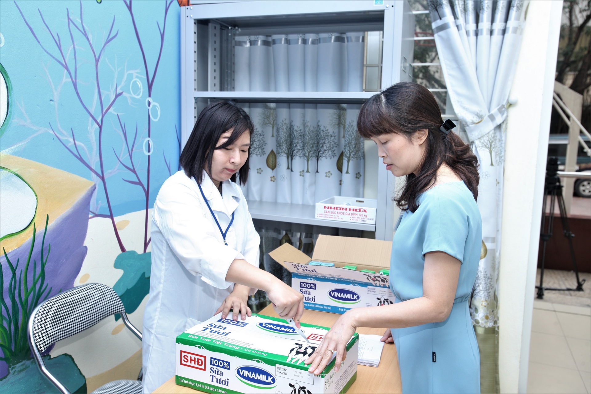 tam su thay co de cac con duoc uong sua tai truong vat va hon nhung rat vui