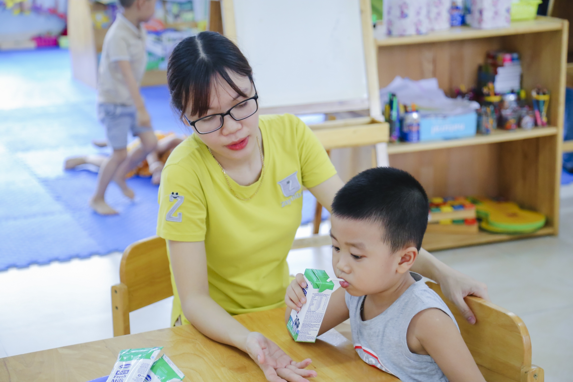 tam su thay co de cac con duoc uong sua tai truong vat va hon nhung rat vui