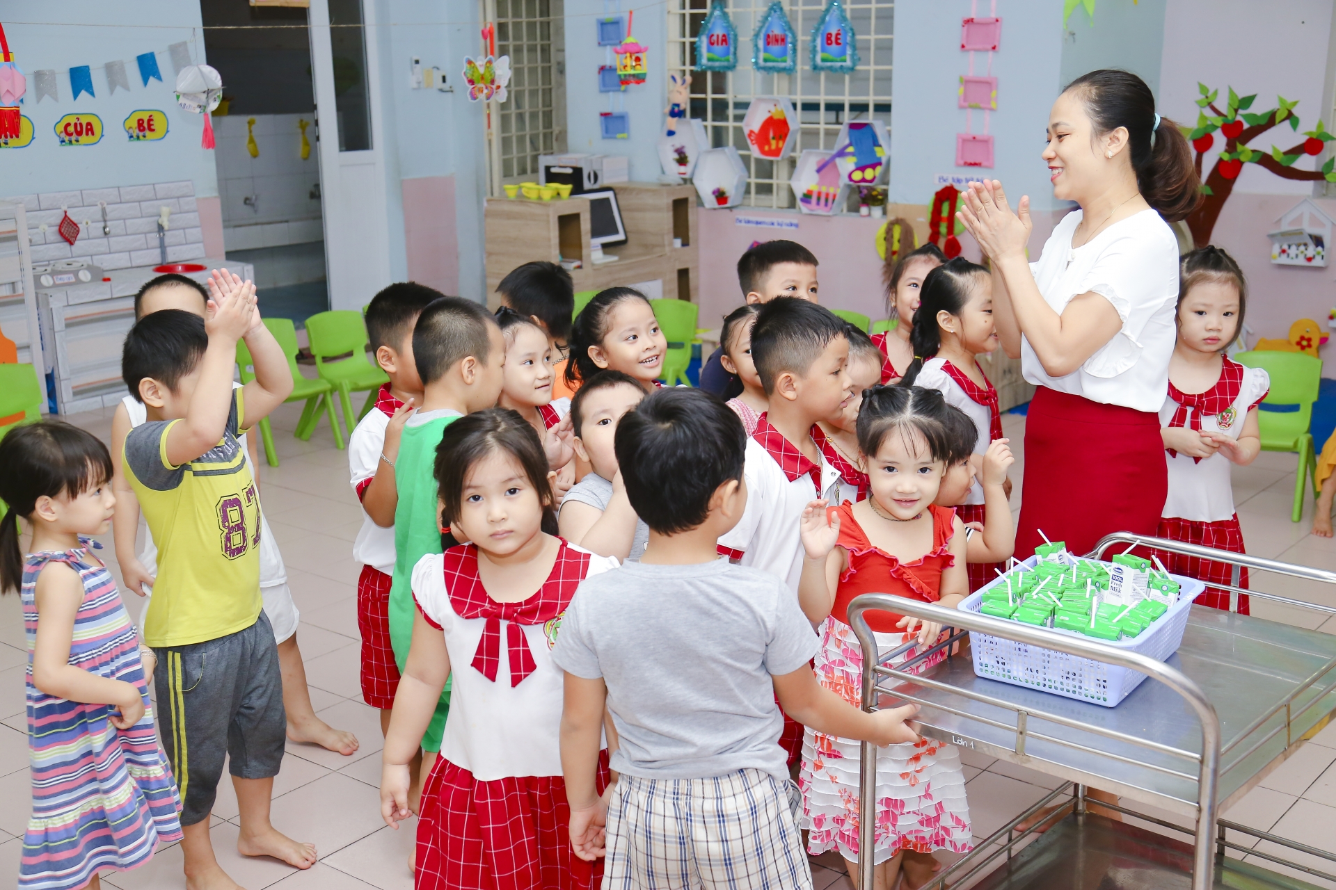 tam su thay co de cac con duoc uong sua tai truong vat va hon nhung rat vui