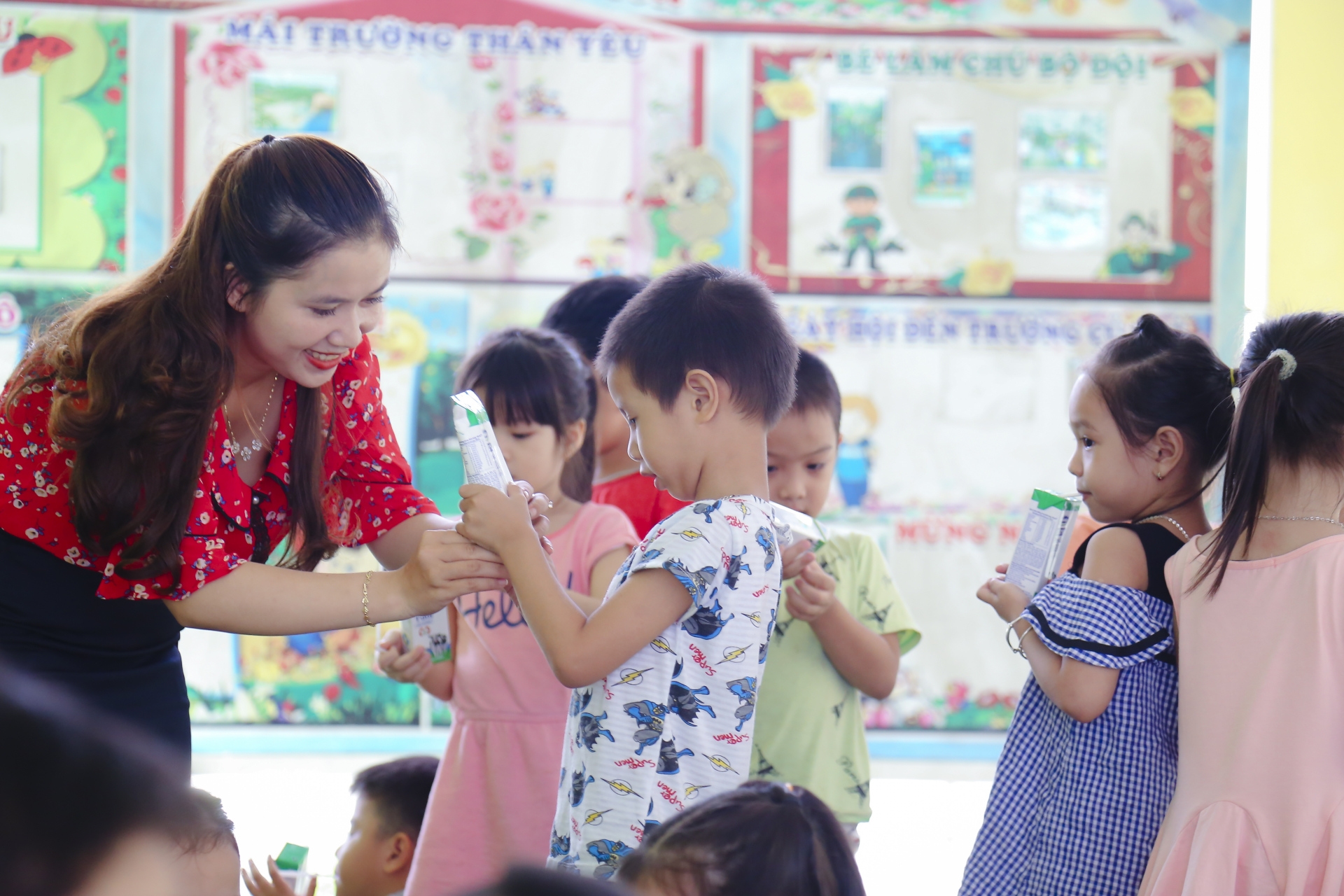 tam su thay co de cac con duoc uong sua tai truong vat va hon nhung rat vui