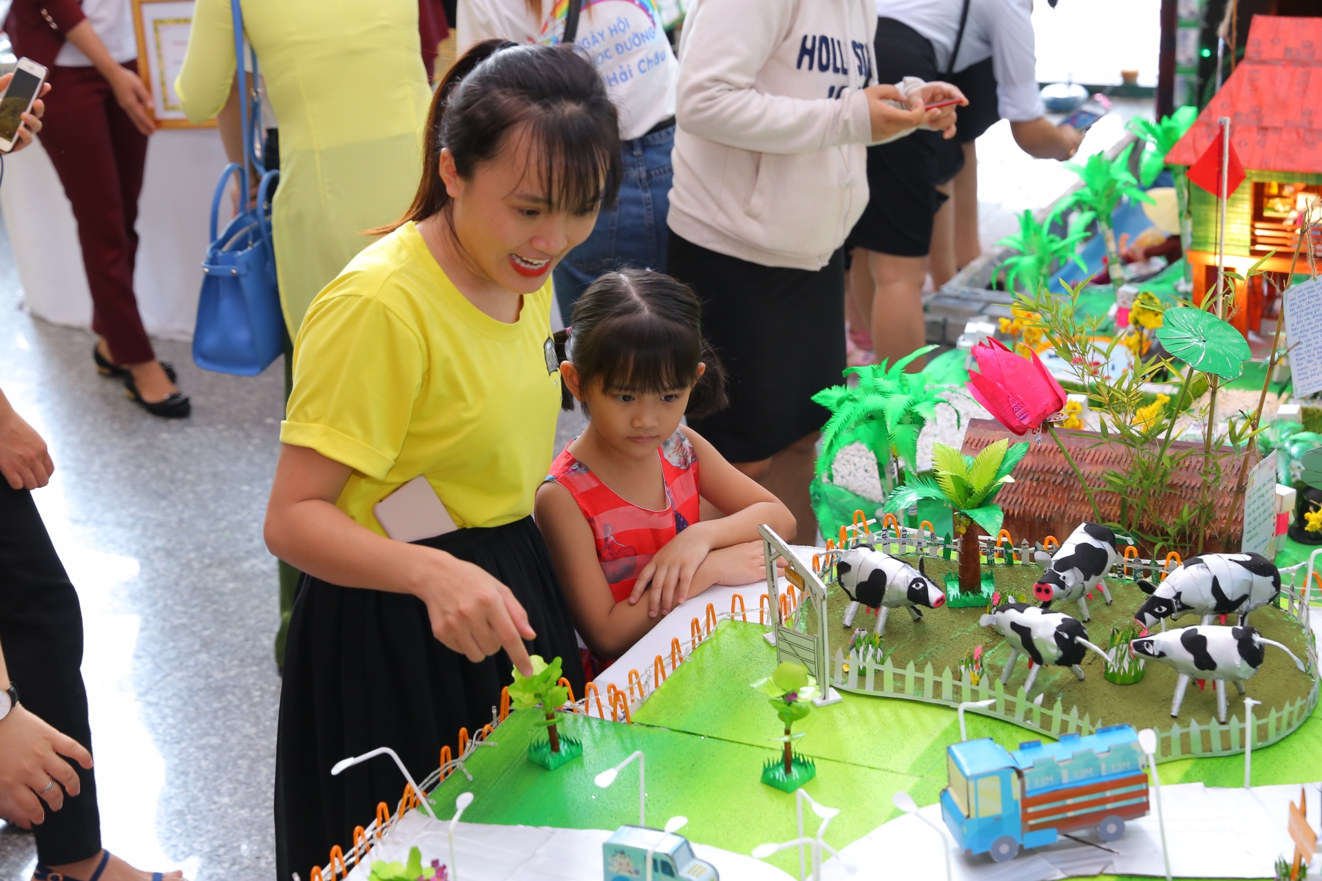 tam su thay co de cac con duoc uong sua tai truong vat va hon nhung rat vui