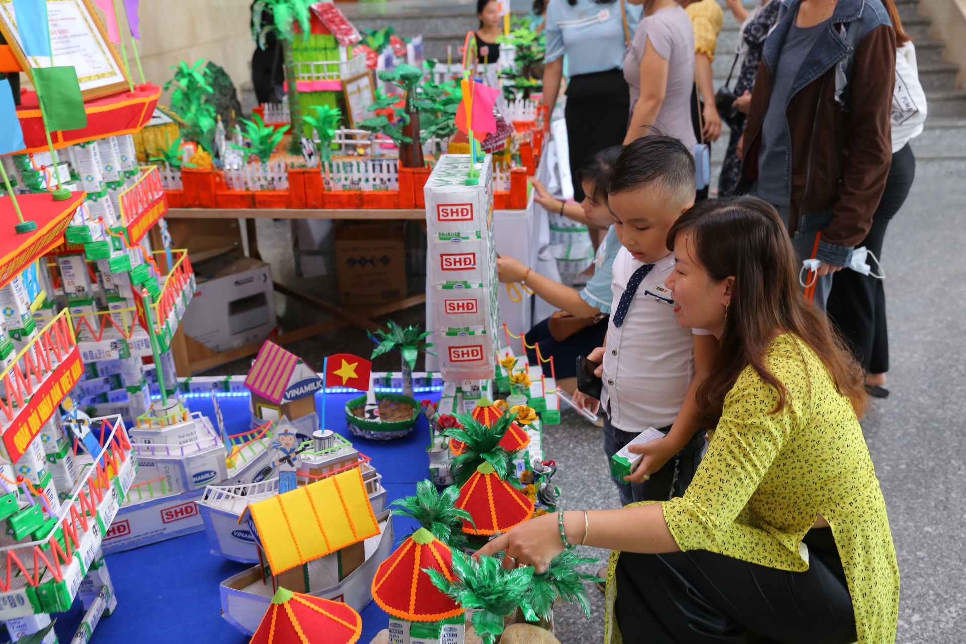 tam su thay co de cac con duoc uong sua tai truong vat va hon nhung rat vui