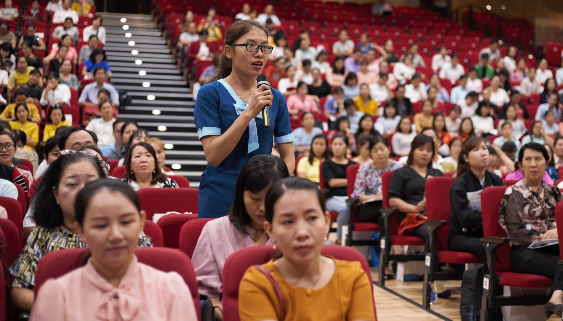 tam su thay co de cac con duoc uong sua tai truong vat va hon nhung rat vui