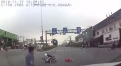 video chay ngang sang duong chu bo bi o to huc vang giua quoc lo