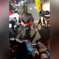 bat giu 4 thanh nien tan cong csgt khi bi giu lai vi khong doi mu bao hiem